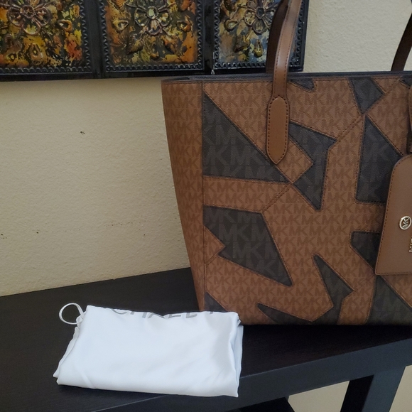Michael kors Signature Sinclair East West Tote  and Medium Double Zip Wr… - Picture 4 of 8